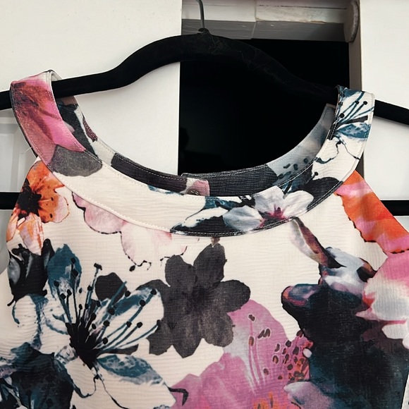 Short sleeves floral dress with shoulders cut-out. - Picture 3 of 6